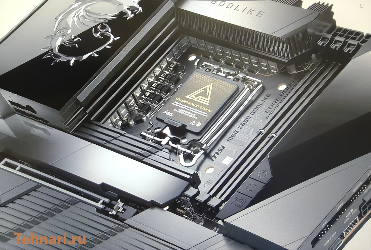 Современная игровая материнская плата ATX с массивными радиаторами VRM
