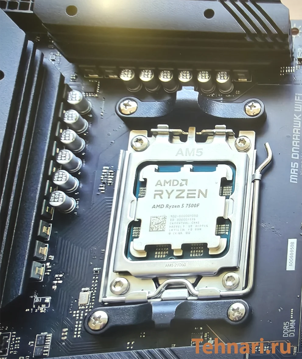 Процессор Ryzen 5 7500F (обычно они продаются без коробки, так что просто фото самого камня в пластиковом блистере или в сокете).