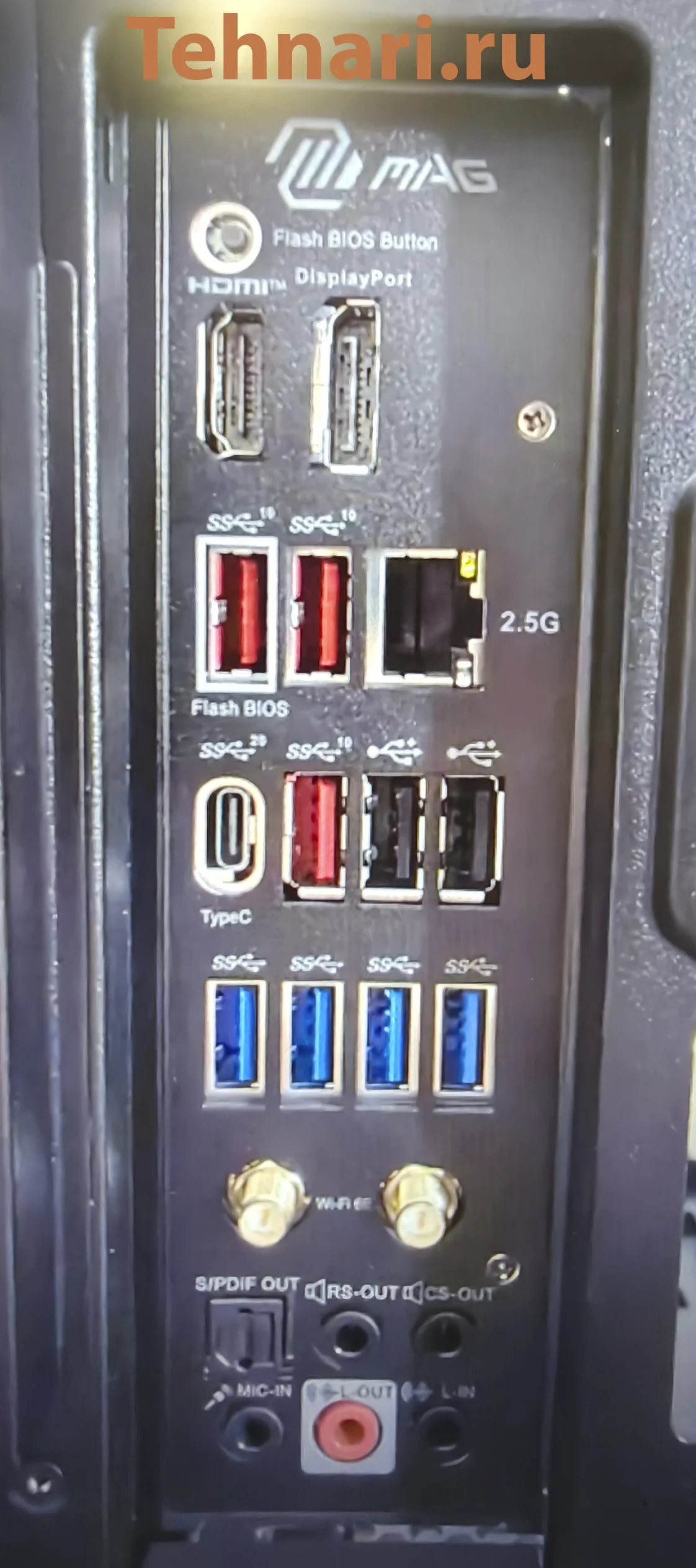 Задняя панель материнской платы с выделенной кнопкой BIOS Flashback для прошивки без процессора и выделенным USB-портом.